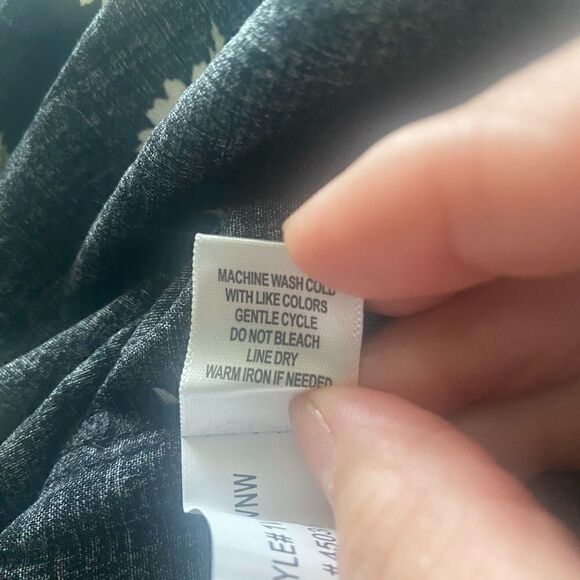 NWT Belle Du Jour black floral cap sleeve button down blouse Large - Picture 6 of 10